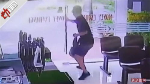 笨賊自投羅網 搶劫后誤鎖店門，求助時反被擒